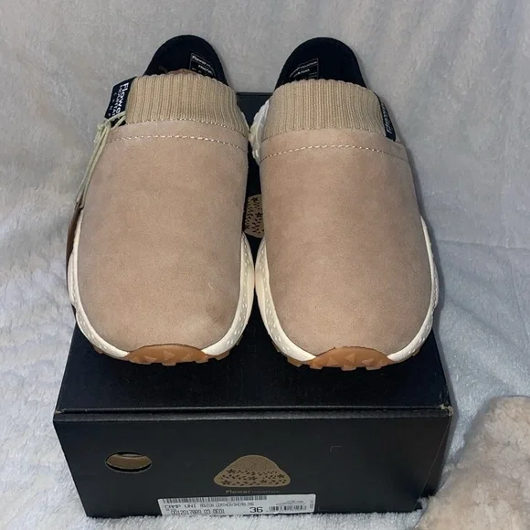 NWT FLOWER MOUNTAIN Camp Uni Slip-On Mouton Leather/shearling - Beige